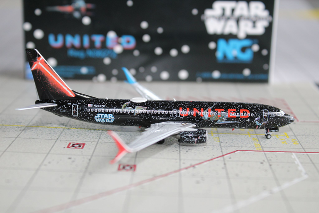 United Airlines B737-800 (N36272) "Star Wars", 1:400