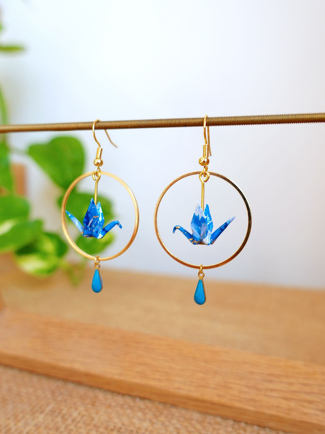 Oiseaux, Grue en Origami / Crochets plaqué or 14K / Papier japonais washi / Bleu, Or / Créole, Anneaux / Boucles d'oreilles / Bijou origami /