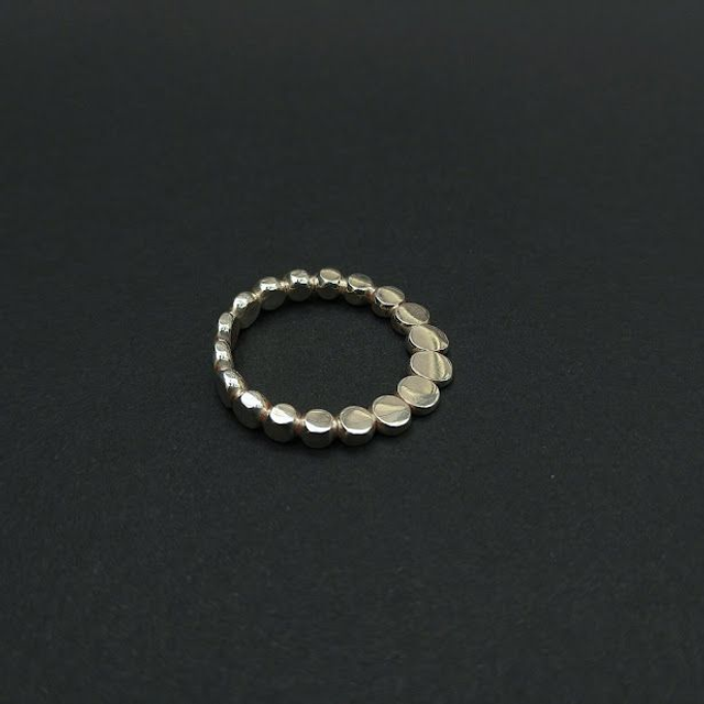 Zilveren bollenring gehamerd 