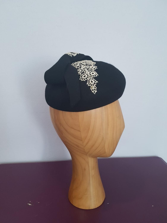  Béret mérinos noir, nœud feutre et dentelle ancienne