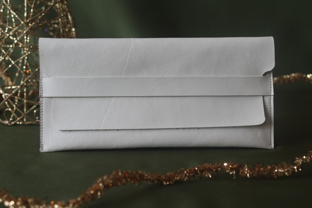 Etui à lunettes blanc avec le logo peint couleur cuivre à l’intérieur