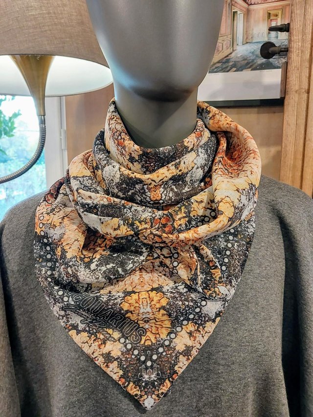 ALALIA coloris gold-blanc. Foulard carré 90cm doublé et réversible.