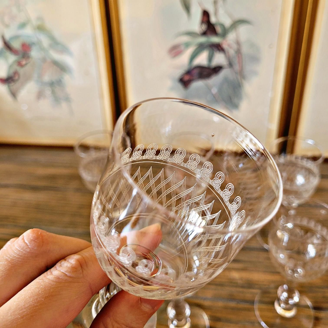 Verres à liqueur / digestif en cristal guilloché, jambe travaillée