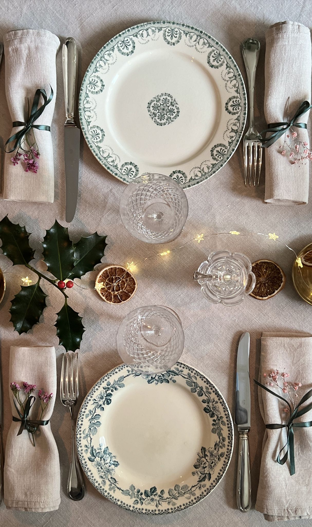 CHOISEUL - Suite de 6 assiettes plates dépareillées - Terre de Fer