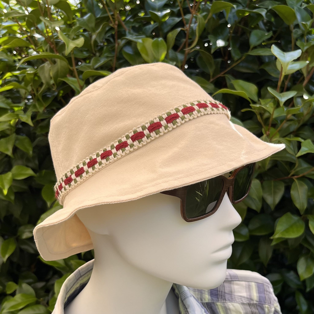 Ecru hoedje met lint