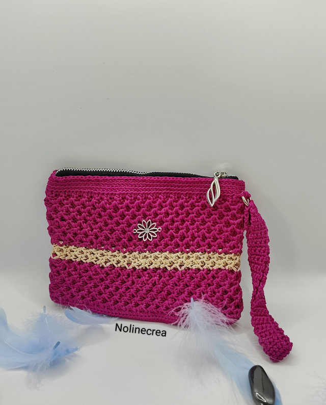 Petite pochette rose avec petite pointe de beige