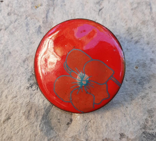 Broche rouge fleur bleue doré