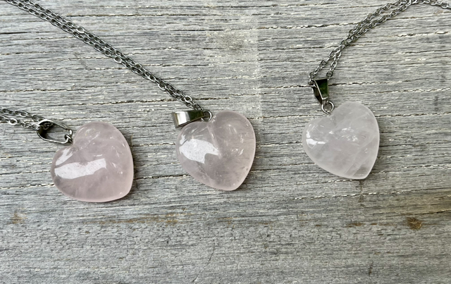 Ruusukvartsi -Rakkaus  sydän riipus 