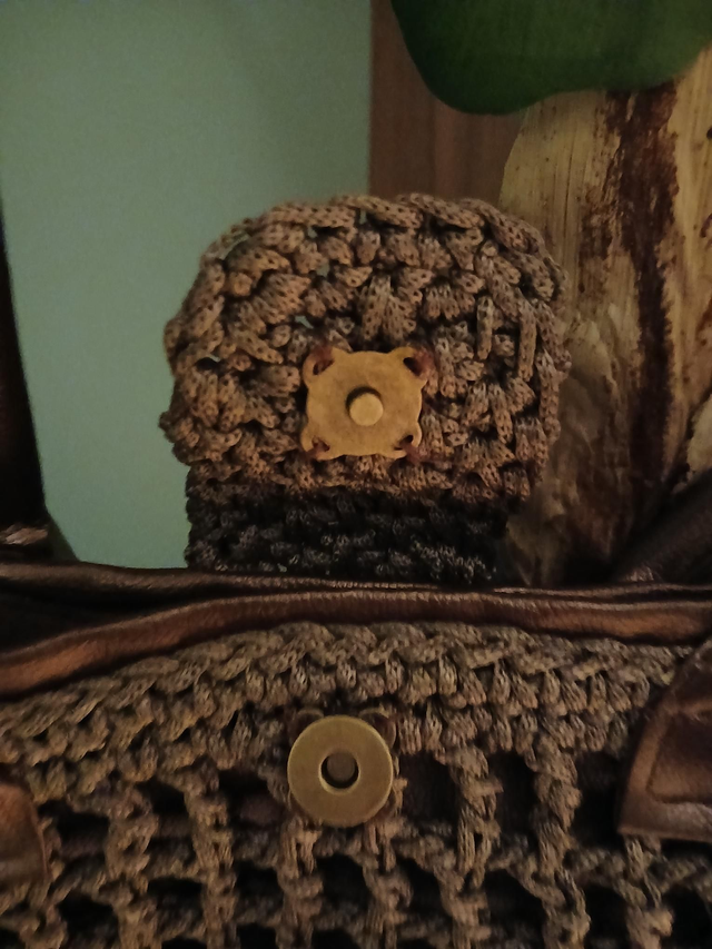 Sac au crochet et simili cuir brun bronze avec perles dorées