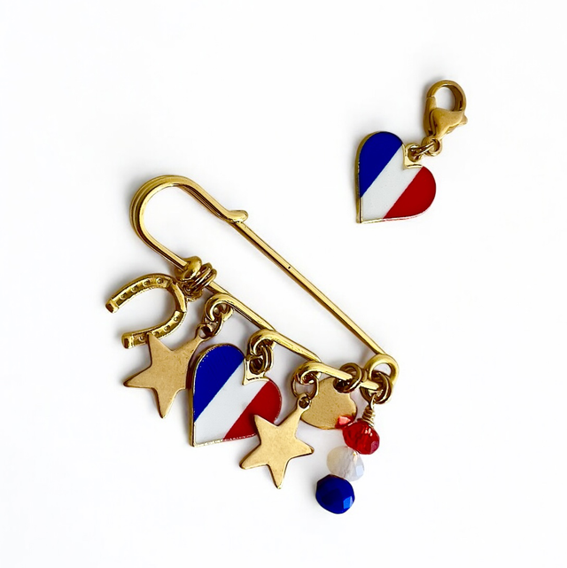 BROCHE DORÉE DOUCE FRANCE et son charm bonnet 