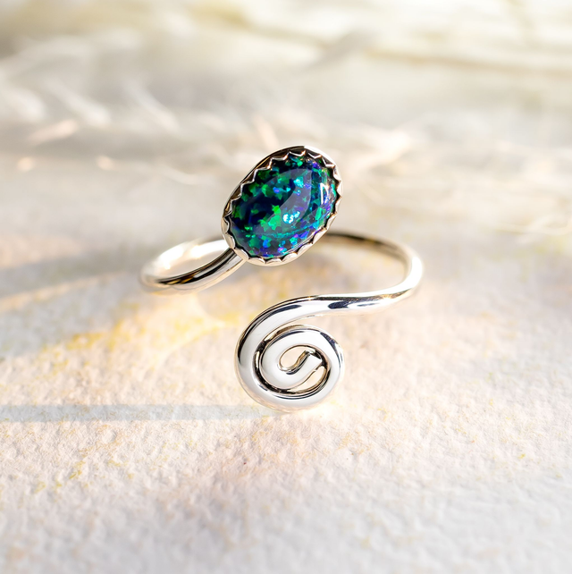 Anillo de plata 925 con ópalo verde y espiral. 