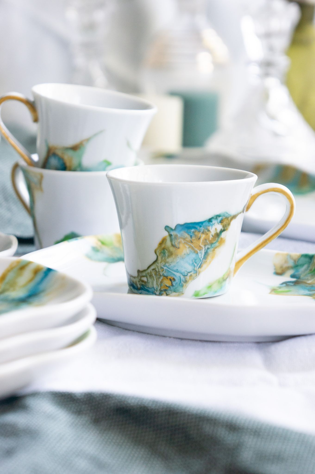 Service à café raffiné en porcelaine effet marbré vert émeraude, création artisanale unique 