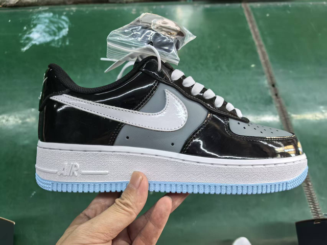 Nike Air Force 1     (Vendu sans la boîte )