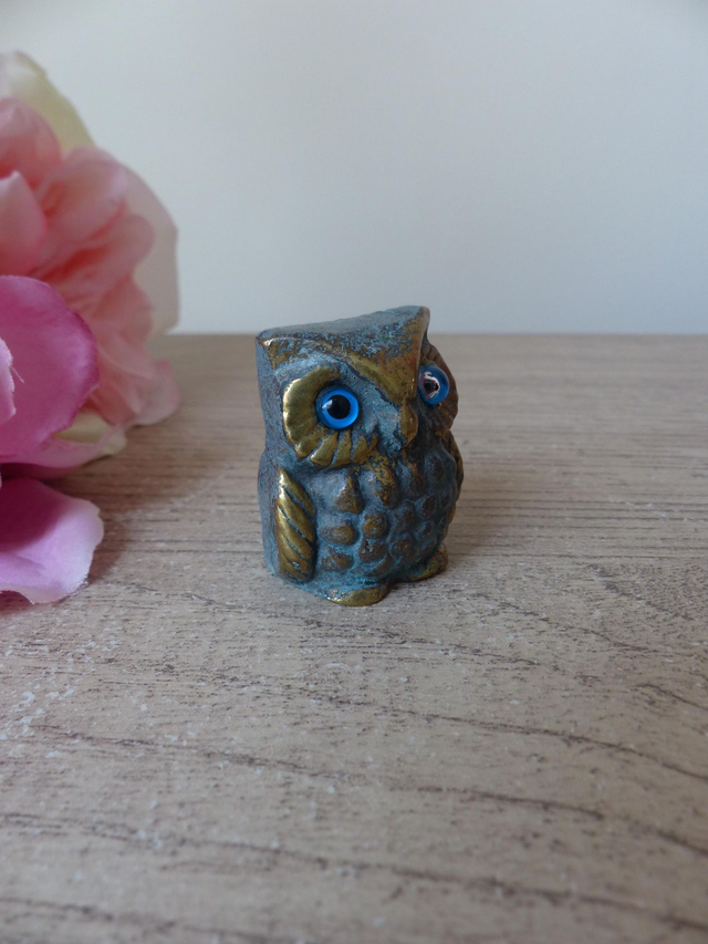 Figurine Miniature Chouette en Laiton aux Yeux Bleus – Sculpture Grecque Vintage et Porte-Bonheur