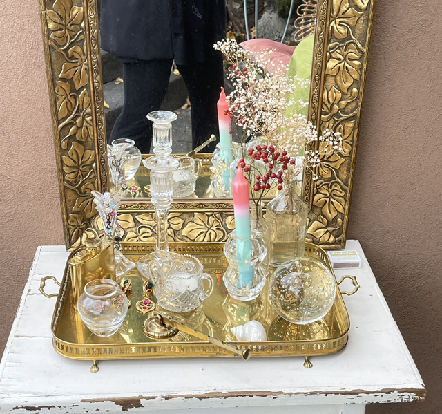 Großes Messingtablett auf Füßen mit Griffen 