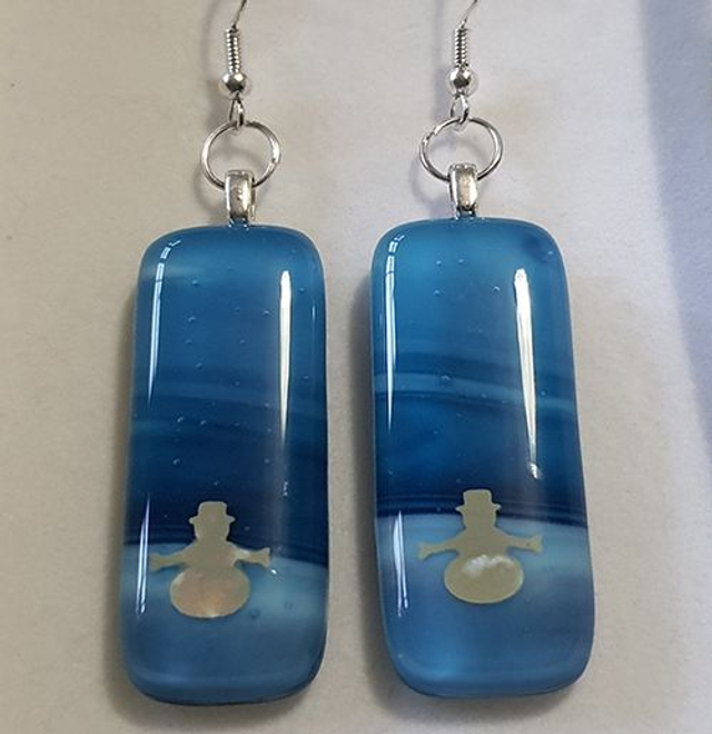 Whispy blue snowman design dangly earrings e39a