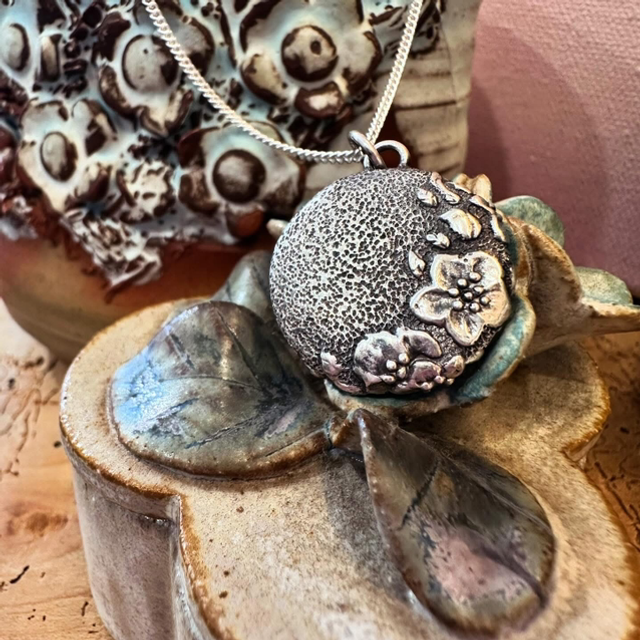 Noodle &amp; Meow Pendant - Small Hellebore Disk