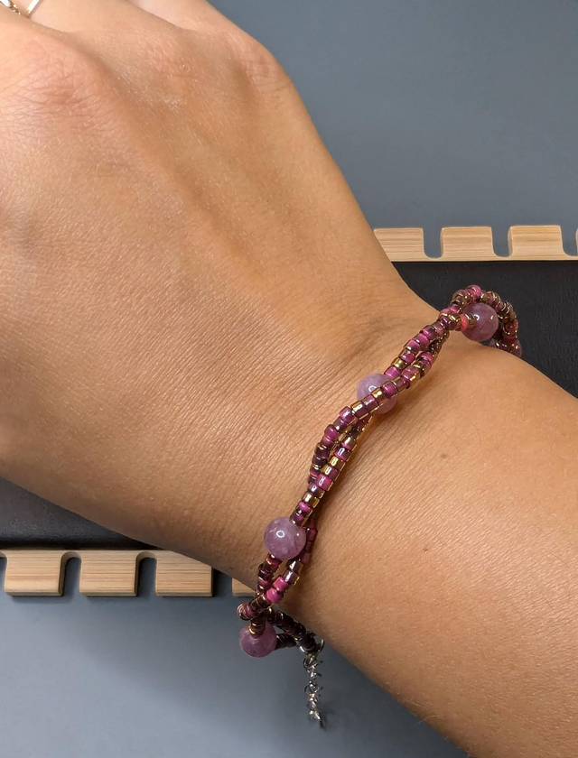Bracelet torsadé violet avec des perles Miyuki en verre et des perles naturelles, montées sur fil de fer, le  fermoir est de couleur argent.