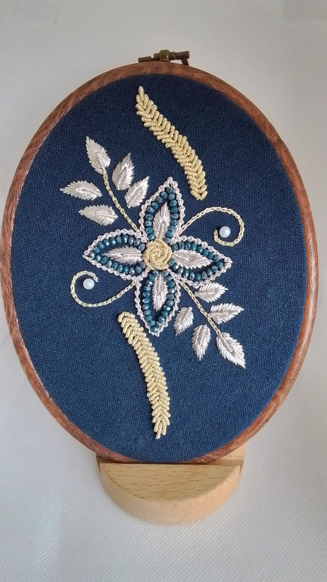 Broderie au fil d’or et d’argent avec perles en verre