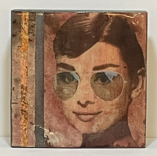Holzblock Audrey Hepburn mit Schlagmetall & Bio- Epoxidharz - Jane Framer 