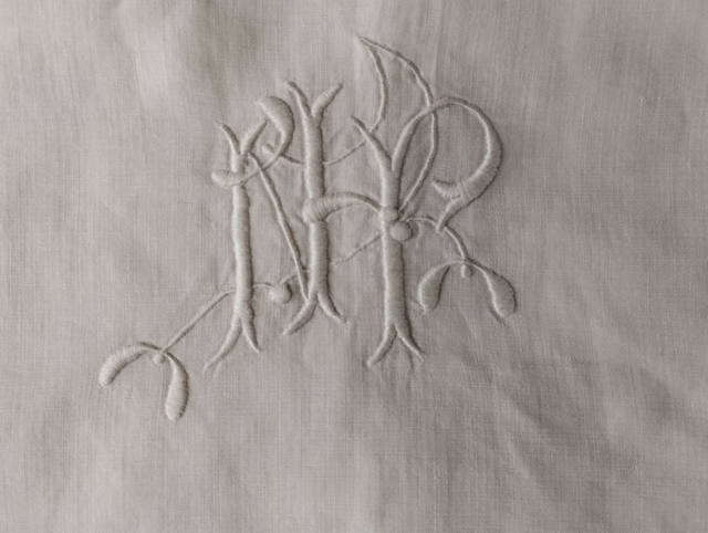 Monogramme NP sur taie d'oreiller motif gui broderie feston