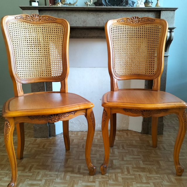 Paire de Chaises Style Louis XV en bois sculpté avec dossier cannage.