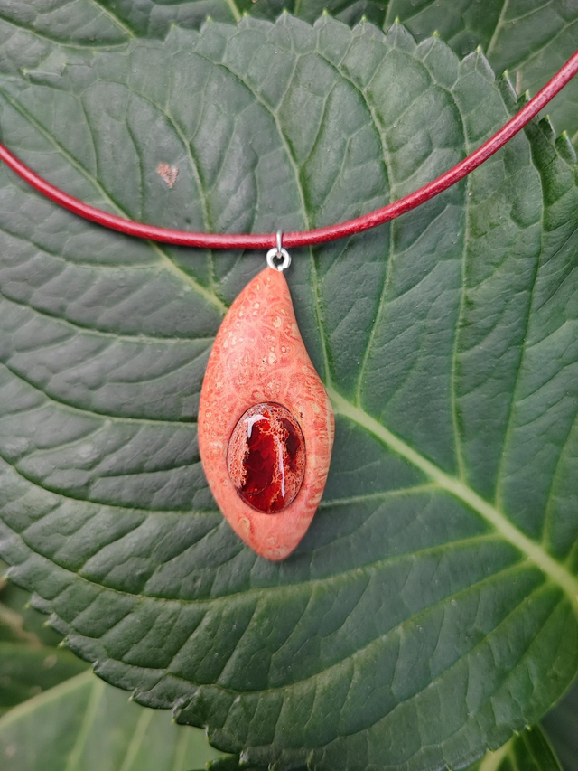 Pendentif en Bois de Loupe d'Érable stabilisé orange, Opale Cantera et Cordon de Cuir
