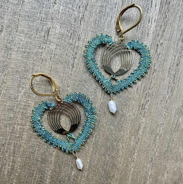 Boucles d’oreilles « coeur » bleu et or