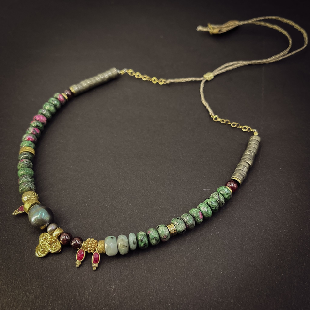 Collier asymétrique avec rubis-zoïsite