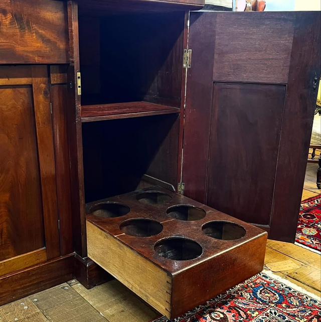 Important Regency Mahogany Breakfront Sideboard with Original Fitted Cellaret - England, circa 1825–1840