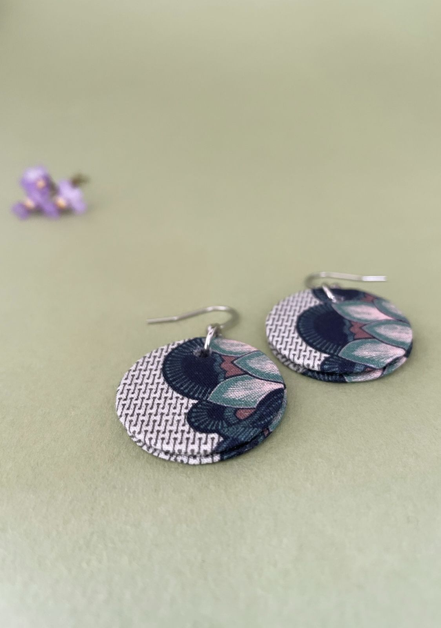 Boucles d'oreilles carton et tissu imprimé forme petites rondes, collection « lotus » - tons beige, vert et noir.