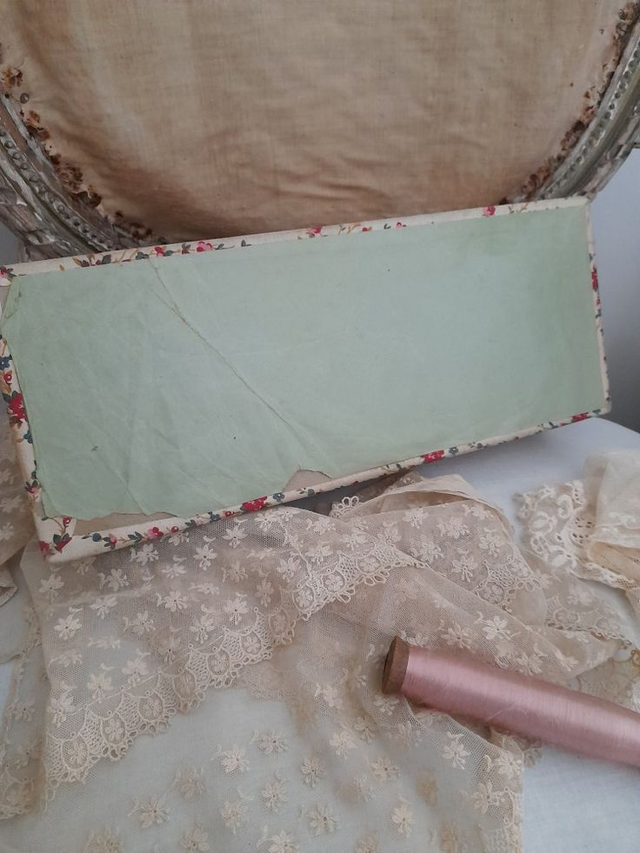 Boîte ancienne en tissu