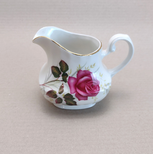 Ridgway Ironstone | Melkkannetje Roomkan (breedte x diepte 8,5 | lengte 12,0 | hoogte 10,0 cm) Geschulpt ‘Anniversary Rose’ decor | Vintage