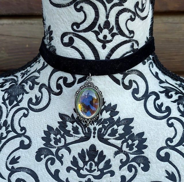 Ras-de-cou noir cabochon holographique 