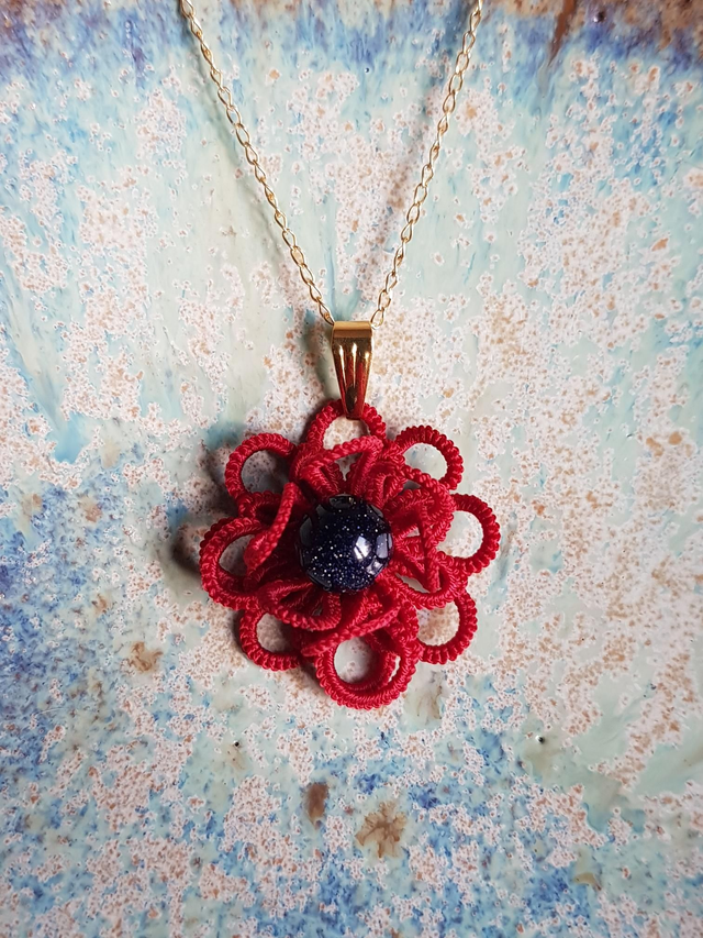 Pendentif en dentelle Pénélope - perle bleue foncée pailletée