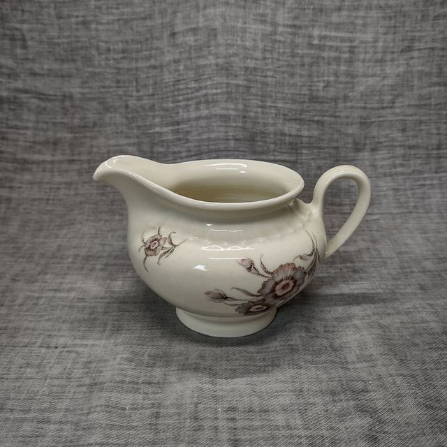 Mosa | Ronde Melkkan (diameter 11 cm | hoogte 10 cm | breedte 15,5 cm van schenktuit tot handgreep) roomwit met fraai bloemmotief | Vintage