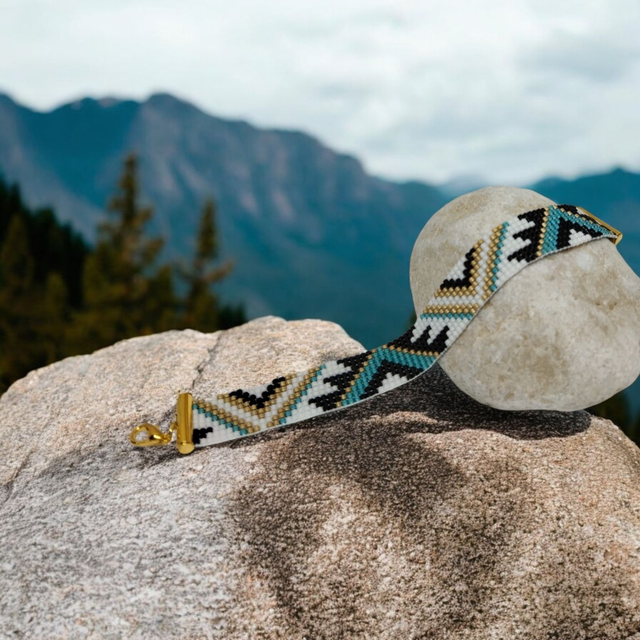 Bracelet blanc, noir, bleu et or