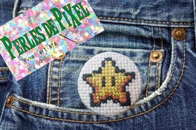 Etoile Mari0 Badge ou porte clé brodé à la main Pixel art