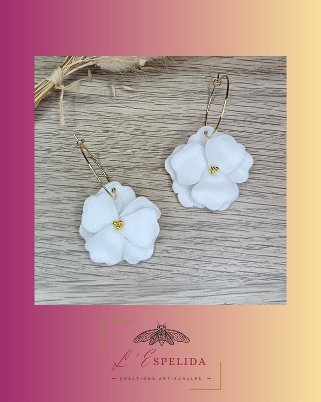 Créoles dorées fleurs blanches nacrées et perles dorées 