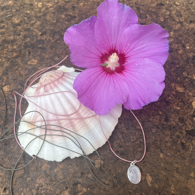 Médaille cordon gris et rose nylon 