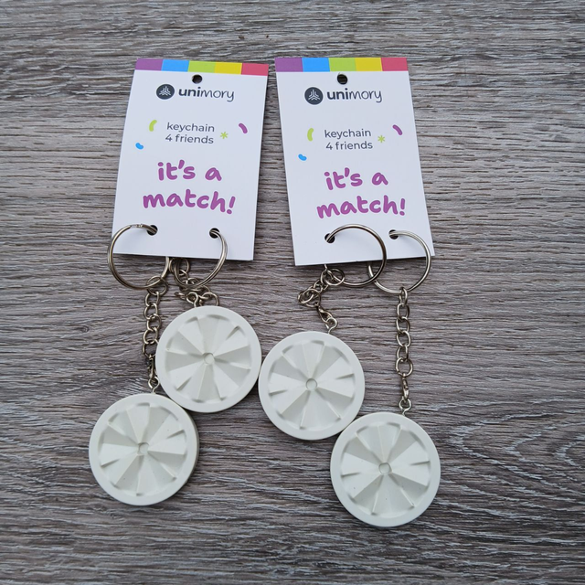 Schlüsselanhänger lichtgrau für vier Freunde