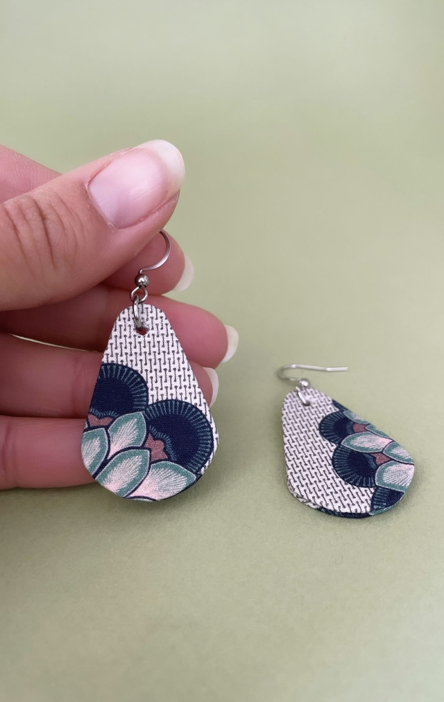 Boucles d'oreilles carton et tissu imprimé forme peites gouttes, collection « lotus » - tons beige, vert et noir.