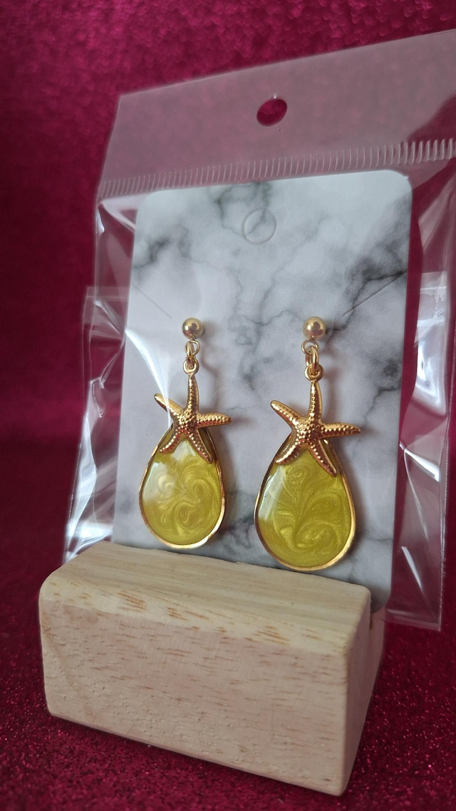 Boucles d&#039;oreilles Étoiles dorées / jaune 