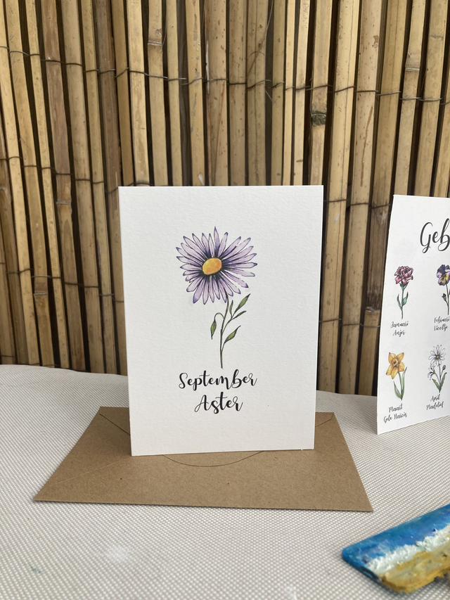 Ansichtkaart Geboortebloem September Aster in kleur, inclusief envelop, van originele tekening, met of zonder tekst 