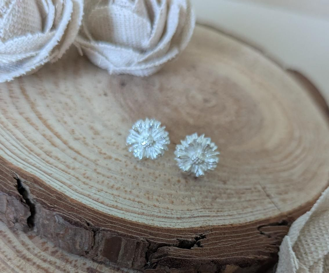 Large daisy studs 