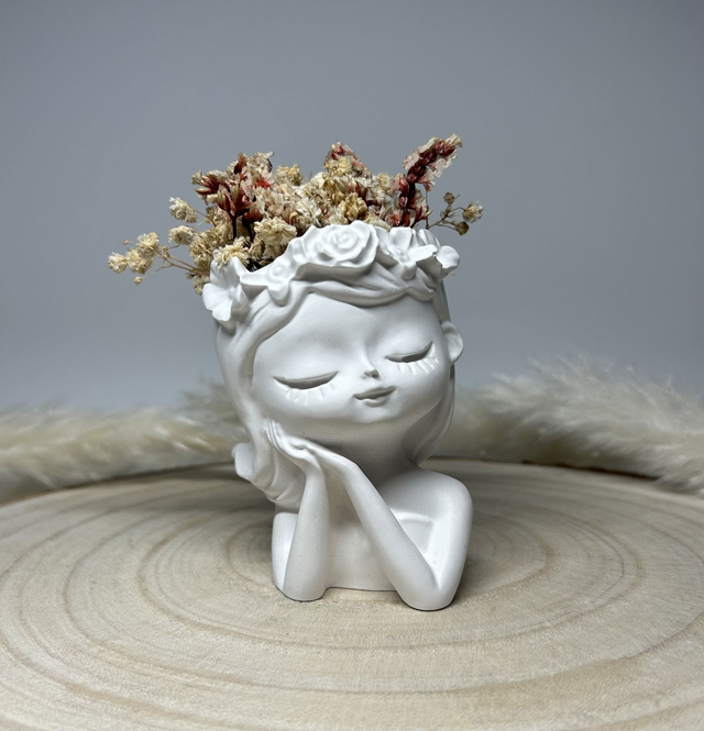 Blumenmädchen aus hochwertigem Raysin – Personalisierbar mit Dekor