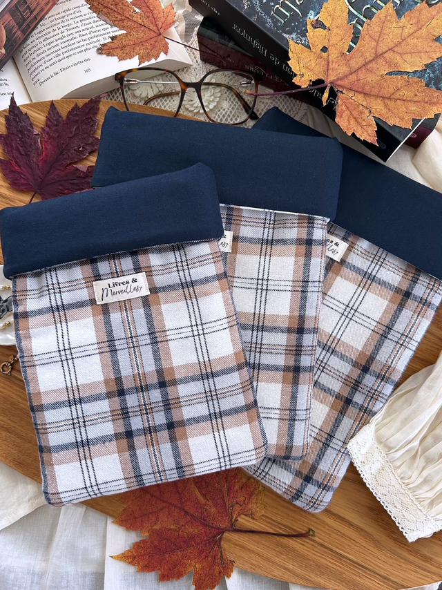 Pochette à livres molletonnée Claire en flanelle bleue marine – fait main