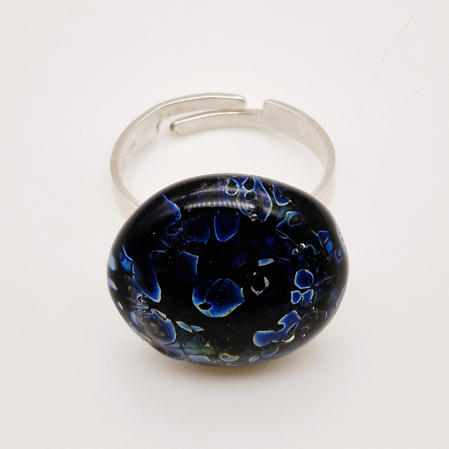 Bague noire et bleue métallisée