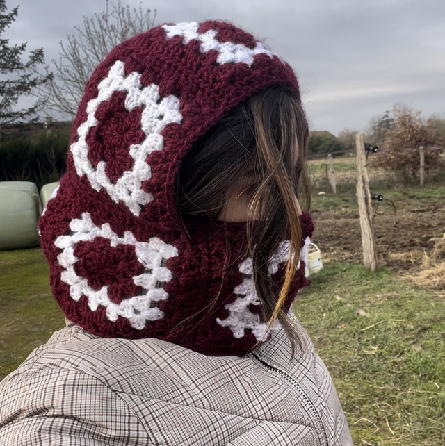 Cagoule au crochet Rif - Bordeaux et blanc