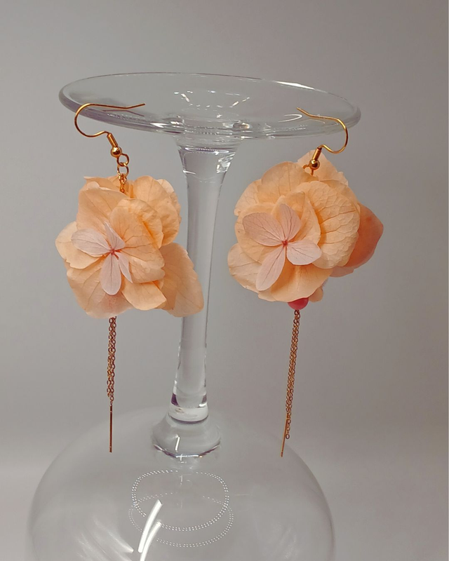 Douceur Inoxydable -Bijou fleuri artisanal – Boucles d’oreilles acier inoxydable doré et hortensia